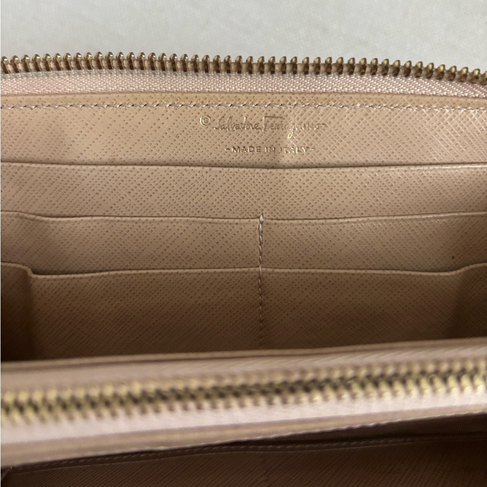 Salvatore Ferragamo Beige Wallet with Brown Bow and Gold Hardware - Picture 4 of 4